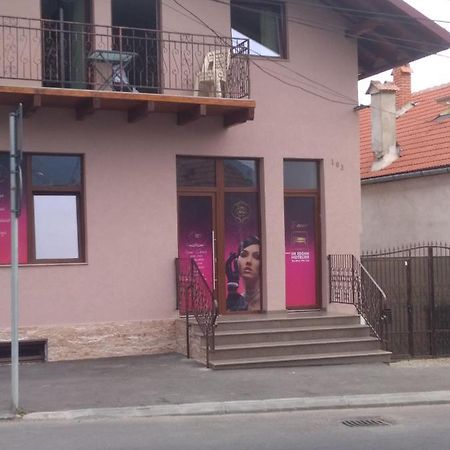 Cazare REGIM HÔTELIER ZĂRNEŞTI Exterior foto